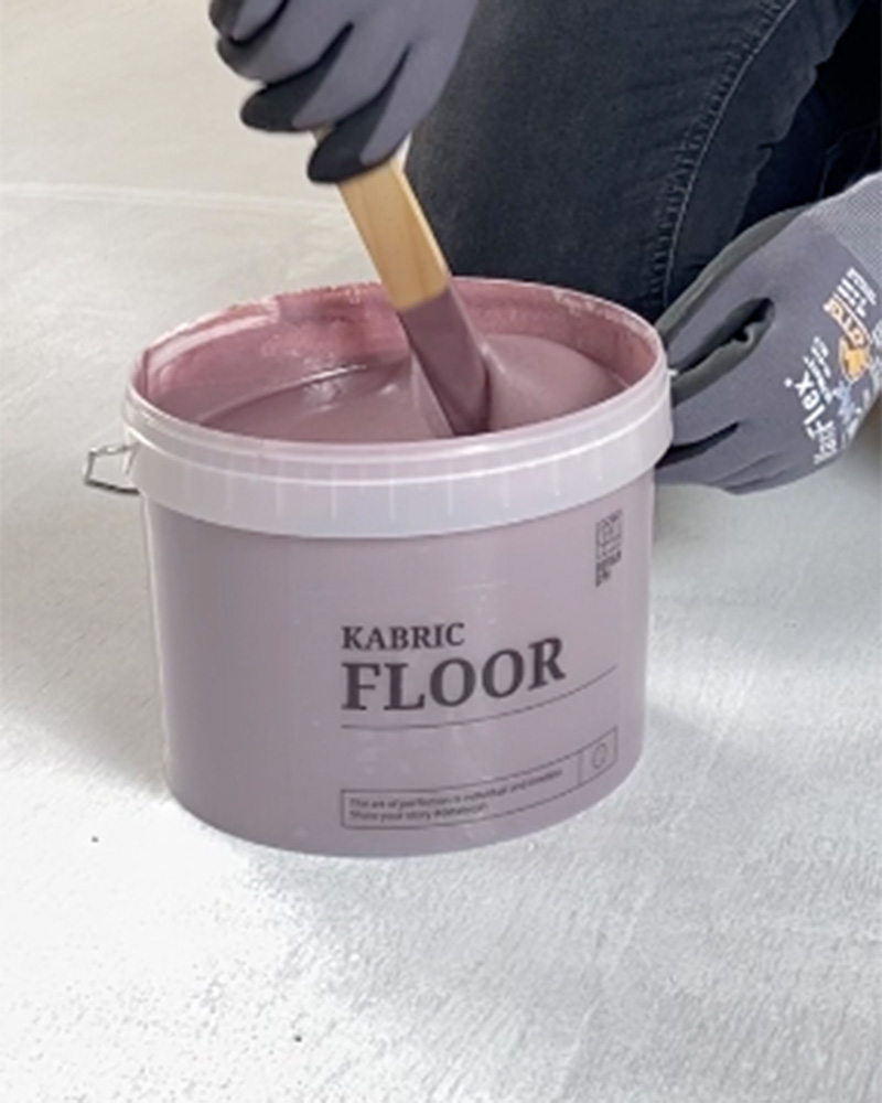 KABRIC Floor finns i 25 av de mest populära färgerna från KC14- och KABRIC -kollektionerna. Öppna hinken och rör ihop till en jämn konsistens före applicering.