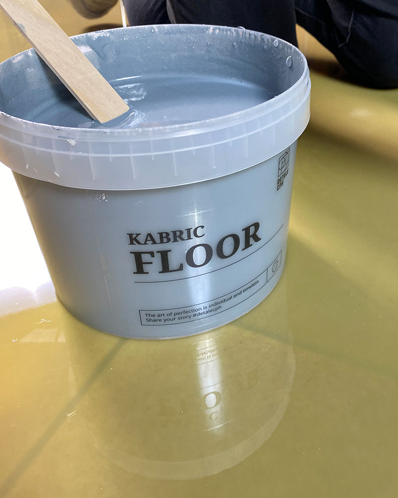 Oavsett om du väljer Prepare eller Smooth Prepare måste ytan härdas, vara torr, 100% jämn och slät, innan du applicerar KABRIC Floor. 