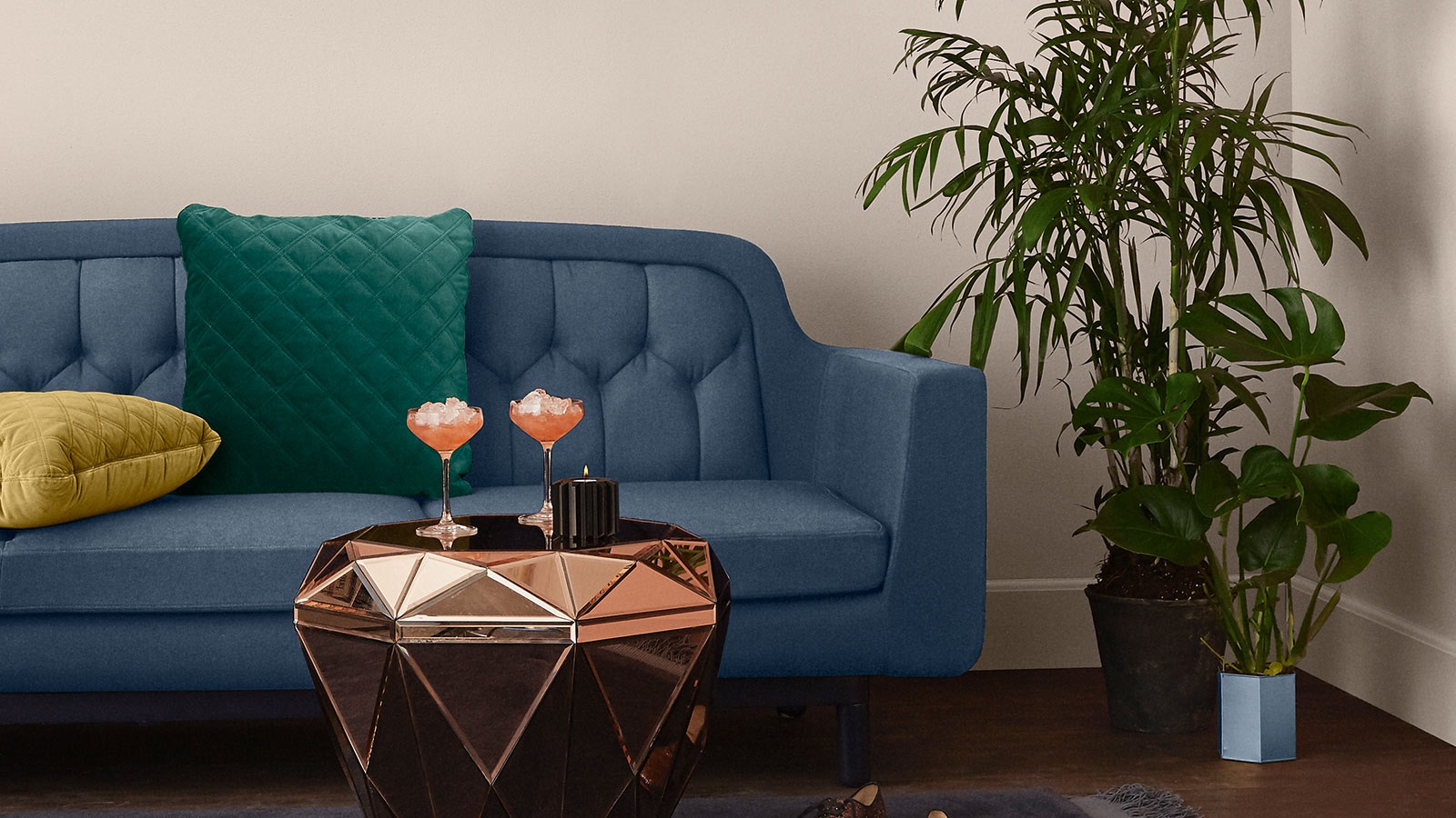 Få ett feminint och stilfullt vardagsrum med ”Angel Breath”