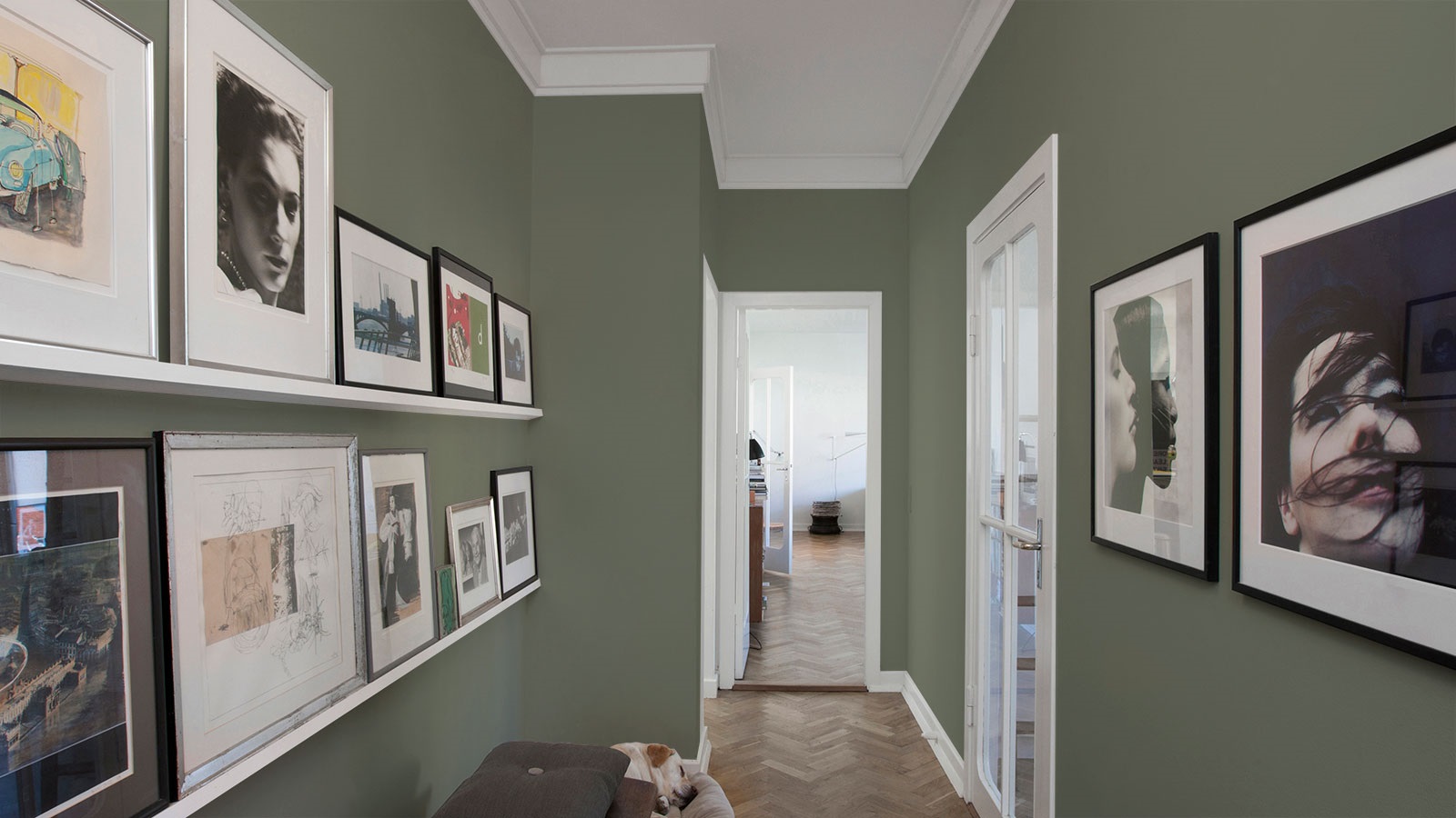 Välj en markant och inbjudande nyans till väggarna. Det ger en tydlig kontrast till det vita i tak, stuckatur och snickerier. Kulören heter 4507